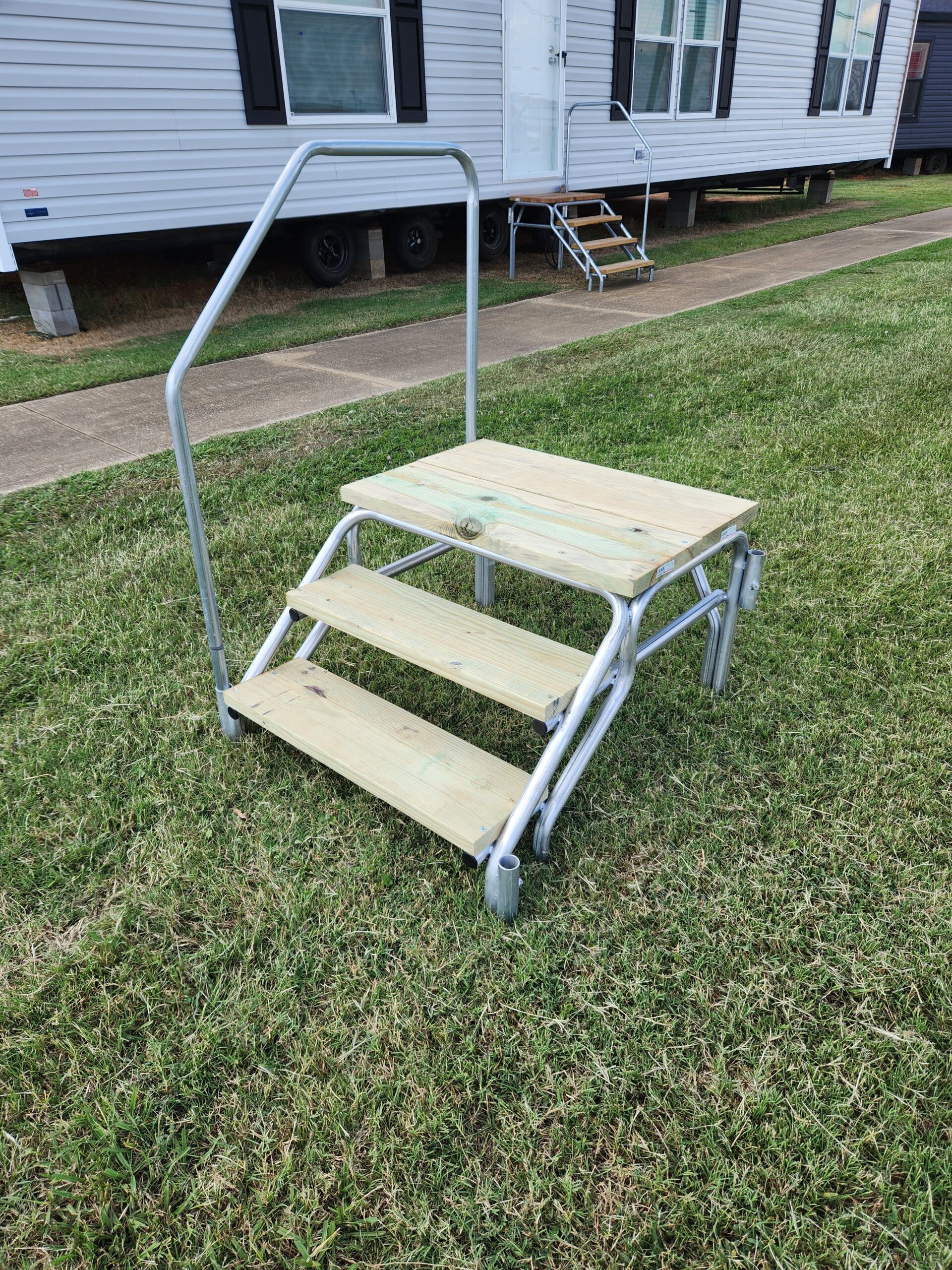 24" STEP 2'X3' DECK W/ HAND RAIL